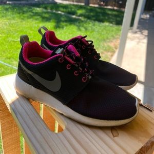 Black nike roshe runs with pink size 6.5